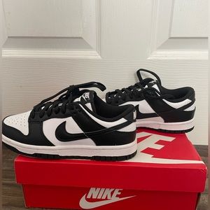 Nike dunks Panda low
